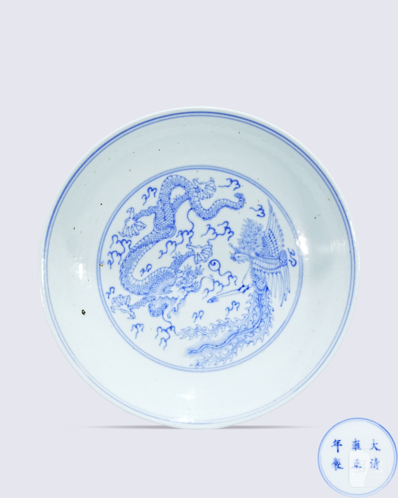 " 大清雍正年制 " 款青花淡描海水龙凤纹盘